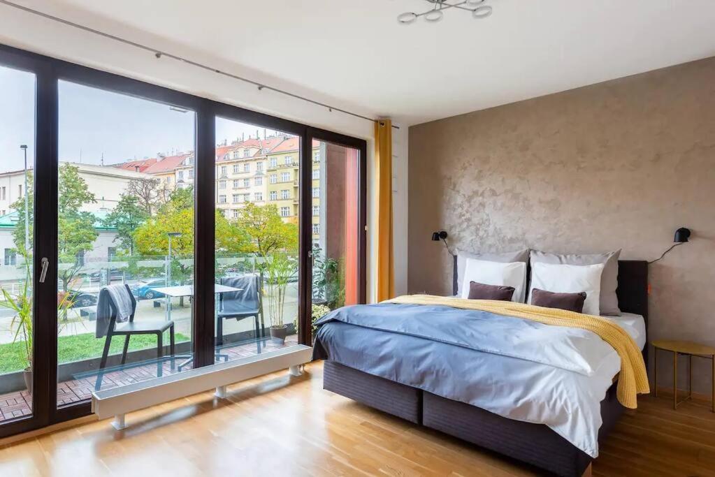 W/ Free Garage Parking Apartamento